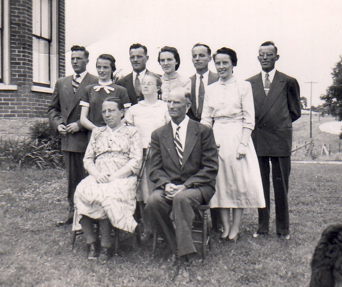 pictures/CECILIA & WILLIAM HUTCHISON/Groups/1.2  Hutchison Family.jpg